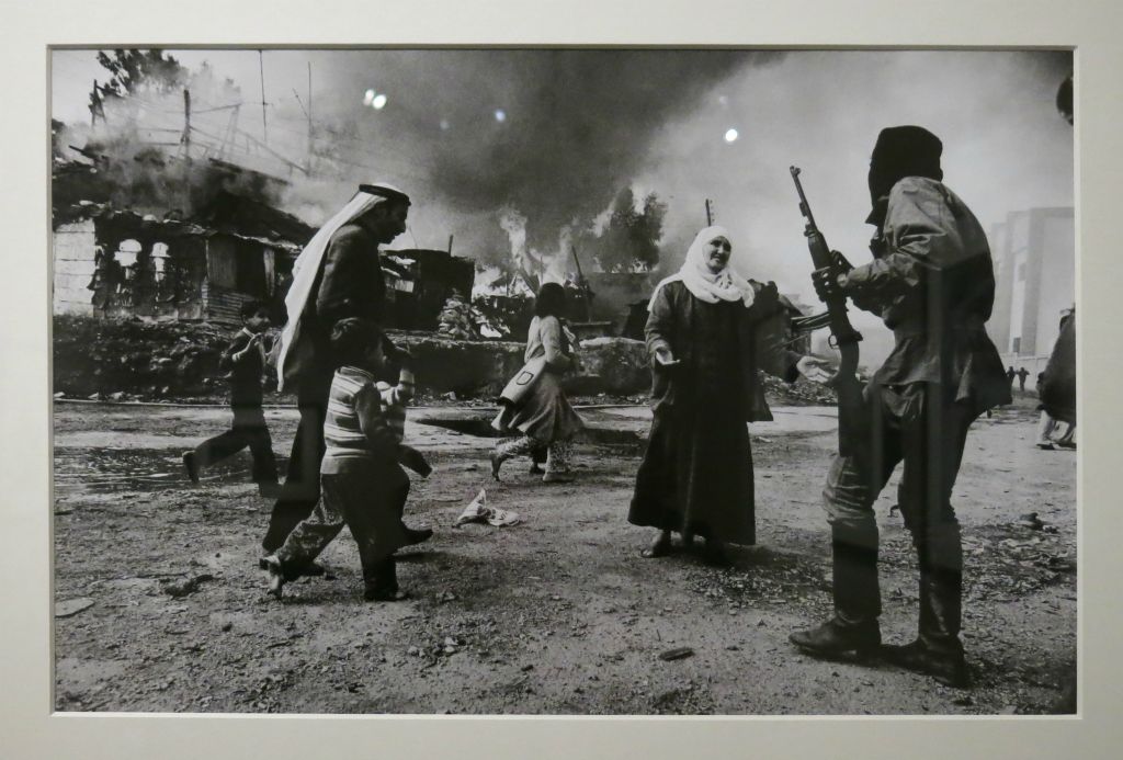 Réfugiés palestiniens, après une attaque par des milices chétiennes au Liban (Françoise Demulder, 1976)